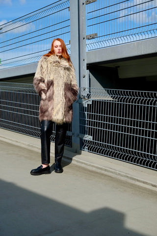 Atemberaubender Preloved (Secondhand) Fake Fur Mantel in Creme/Beige und Graubraun/Taupe von der Marke Urbancode mit seitlichen Eingrifftaschen – UK10 (entspricht einer M), auch von einer S tragbar und ein absolutes Highlight