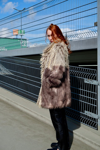 Atemberaubender Preloved (Secondhand) Fake Fur Mantel in Creme/Beige und Graubraun/Taupe von der Marke Urbancode mit seitlichen Eingrifftaschen – UK10 (entspricht einer M), auch von einer S tragbar und ein absolutes Highlight
