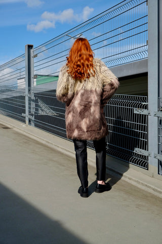 Atemberaubender Preloved (Secondhand) Fake Fur Mantel in Creme/Beige und Graubraun/Taupe von der Marke Urbancode mit seitlichen Eingrifftaschen – UK10 (entspricht einer M), auch von einer S tragbar und ein absolutes Highlight