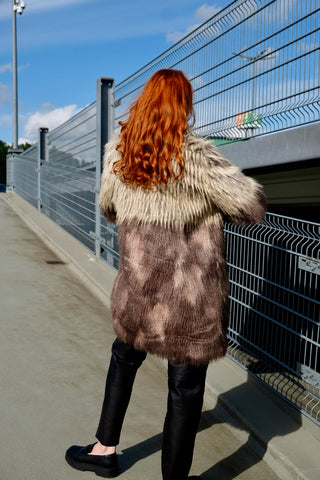 Atemberaubender Preloved (Secondhand) Fake Fur Mantel in Creme/Beige und Graubraun/Taupe von der Marke Urbancode mit seitlichen Eingrifftaschen – UK10 (entspricht einer M), auch von einer S tragbar und ein absolutes Highlight