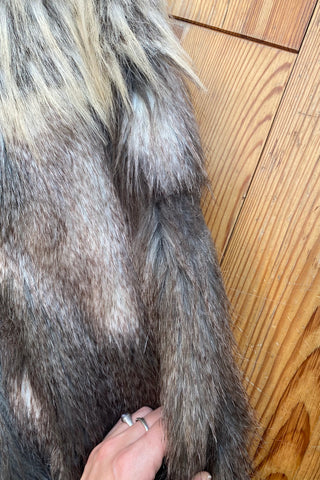 Atemberaubender Preloved (Secondhand) Fake Fur Mantel in Creme/Beige und Graubraun/Taupe von der Marke Urbancode mit seitlichen Eingrifftaschen – UK10 (entspricht einer M), auch von einer S tragbar und ein absolutes Highlight