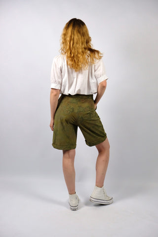 Supersofte 80s/90s High Waist Shorts made in Italy mit Bundfalten, seitlichen Eingrifftaschen und dezentem Boho Muster in Oliv, Grün und Braun – wir empfehlen die Shorts einer M