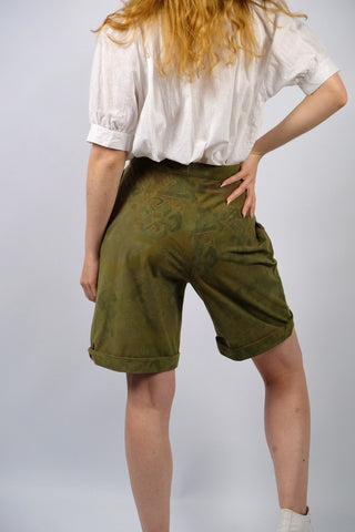 Supersofte 80s/90s High Waist Shorts made in Italy mit Bundfalten, seitlichen Eingrifftaschen und dezentem Boho Muster in Oliv, Grün und Braun – wir empfehlen die Shorts einer M