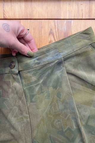 Supersofte 80s/90s High Waist Shorts made in Italy mit Bundfalten, seitlichen Eingrifftaschen und dezentem Boho Muster in Oliv, Grün und Braun – wir empfehlen die Shorts einer M
