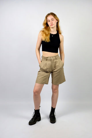 Beige 90s Shorts made in Italy aus reiner Baumwolle – mit hoher Taille, seitlichen Eingrifftaschen und Bundfalten – wir empfehlen die Shorts einer M