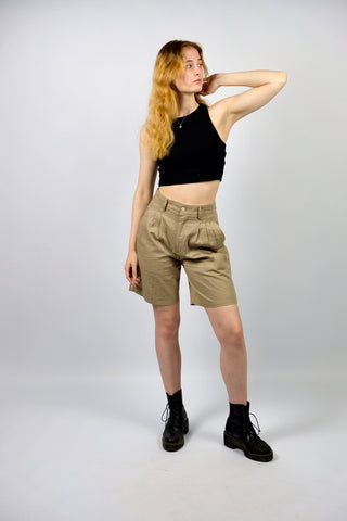 Beige 90s Shorts made in Italy aus reiner Baumwolle – mit hoher Taille, seitlichen Eingrifftaschen und Bundfalten – wir empfehlen die Shorts einer M