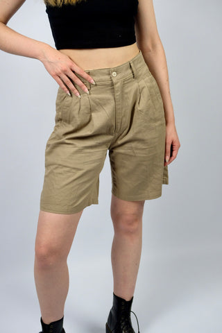 Beige 90s Shorts made in Italy aus reiner Baumwolle – mit hoher Taille, seitlichen Eingrifftaschen und Bundfalten – wir empfehlen die Shorts einer M