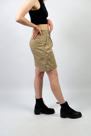 Beige 90s Shorts made in Italy aus reiner Baumwolle – mit hoher Taille, seitlichen Eingrifftaschen und Bundfalten – wir empfehlen die Shorts einer M