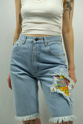 hellblaue 90s Bermuda Jeansshorts mit High Waist Bundhöhe, Fransen und Patch am Bein