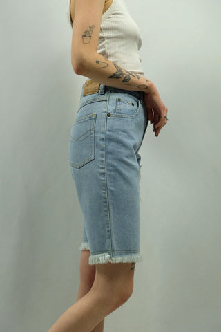 hellblaue 90s Bermuda Jeansshorts mit High Waist Bundhöhe, Fransen und Patch am Bein