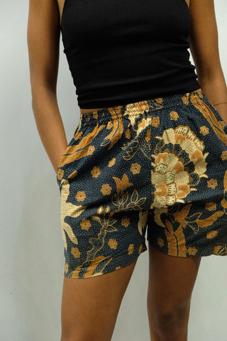 90s High Waist Shorts mit Boho Crazy Pattern Print, seitlichen Eingrifftaschen und stretchy Gummizugbund, daher tragbar von einer XS bis S