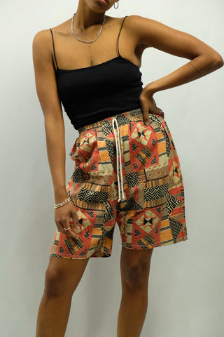 90s High Waist Bermuda Shorts mit Boho Crazy Pattern Print und stretchy Gummizugbund, daher tragbar von einer XXS bis S