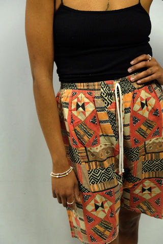 90s High Waist Bermuda Shorts mit Boho Crazy Pattern Print und stretchy Gummizugbund, daher tragbar von einer XXS bis S