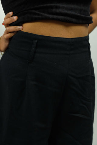 Schwarze 00s Hennes Collection (Vintage H&amp;M) Shorts made in UK aus Viskosemischung – hohe Taille, eher kurzer Schnitt, Reißverschluss hinten und Gürtelschlaufen – die angegebene Größe ist XL, entspricht ca. einer heutigen L bis schmalen XL – bitte Maße beachten