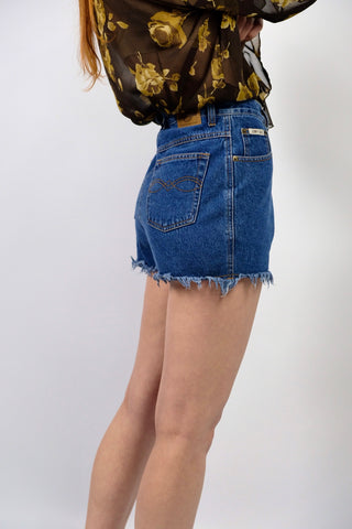 90s Jeansshorts aus reiner Baumwolle in dunkelblauer Waschung mit Fransen, tragbar von einer S oder der Zwischengröße S/M je nach gewünschter Passform (bitte Maße beachten)