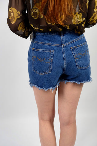 90s Jeansshorts aus reiner Baumwolle in dunkelblauer Waschung mit Fransen, tragbar von einer S oder der Zwischengröße S/M je nach gewünschter Passform (bitte Maße beachten)