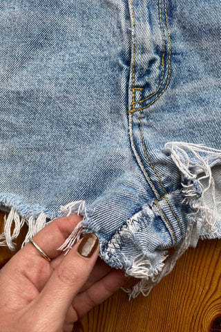 90s Denim Hotpants in hellblauer Waschung mit hoher Taille und Fransen – ideal für eine S