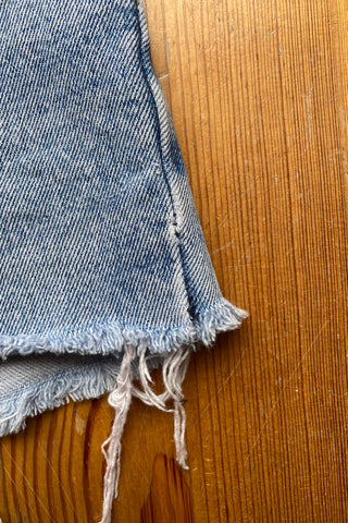 90s Denim Hotpants in hellblauer Waschung mit hoher Taille und Fransen – ideal für eine S