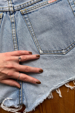 90s Denim Hotpants in hellblauer Waschung mit hoher Taille und Fransen – ideal für eine S