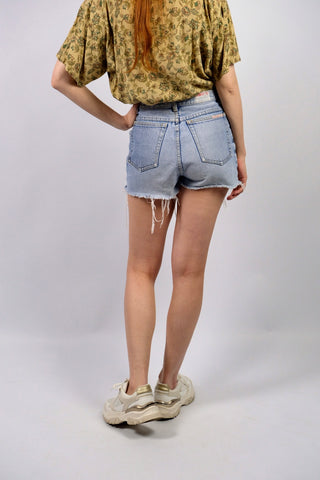 90s Denim Hotpants in hellblauer Waschung mit hoher Taille und Fransen – ideal für eine S