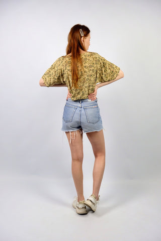 90s Denim Hotpants in hellblauer Waschung mit hoher Taille und Fransen – ideal für eine S