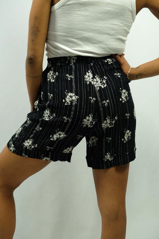 Schwarze 80s/90s Viskose Shorts mit Streifen- und Blumenmuster in Silber und Weiß, hohe Taille mit stretchy Gummizugbund