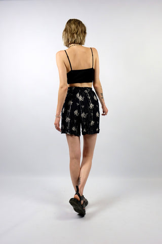 Schwarze 80s/90s Viskose Shorts mit Streifen- und Blumenmuster in Silber und Weiß, hohe Taille mit stretchy Gummizugbund – wir empfehlen die Shorts einer XXS