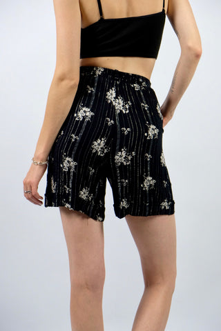Schwarze 80s/90s Viskose Shorts mit Streifen- und Blumenmuster in Silber und Weiß, hohe Taille mit stretchy Gummizugbund – wir empfehlen die Shorts einer XXS