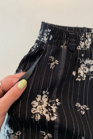 Schwarze 80s/90s Viskose Shorts mit Streifen- und Blumenmuster in Silber und Weiß, hohe Taille mit stretchy Gummizugbund – wir empfehlen die Shorts einer XXS