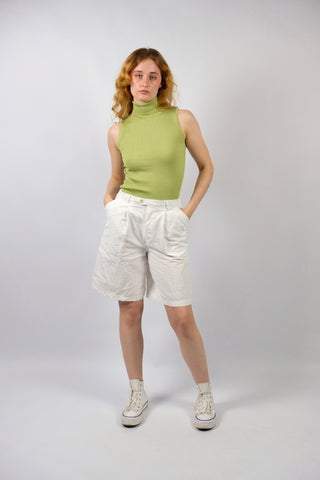 Weiße 00s High Waist Bermuda Shorts aus hochwertiger Baumwoll- und Leinenmischung – mit leicht dehnbarer Taille, Gürtelschlaufen, Bundfalten und seitlichen Eingrifftaschen – zu empfehlen für eine heutige S/M