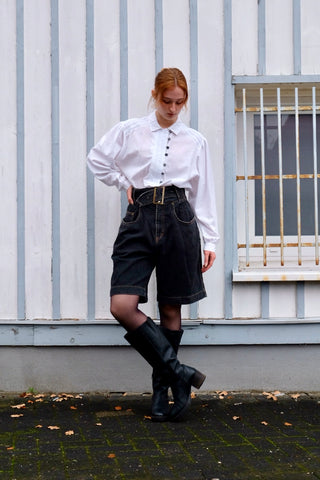 Atemberaubende 80s Jeansshorts in dunkelgrauer Waschung, mit extra hoher Taille, bewusst weitem/lockerem Schnitt und Gürtel – Größe M, durch den Gürtel noch etwas anpassbar und auch von der Zwischengröße S/M tragbar – ein seltenes Fundstück und absolutes Highlight