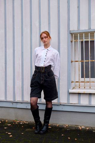 Atemberaubende 80s Jeansshorts in dunkelgrauer Waschung, mit extra hoher Taille, bewusst weitem/lockerem Schnitt und Gürtel – Größe M, durch den Gürtel noch etwas anpassbar und auch von der Zwischengröße S/M tragbar – ein seltenes Fundstück und absolutes Highlight