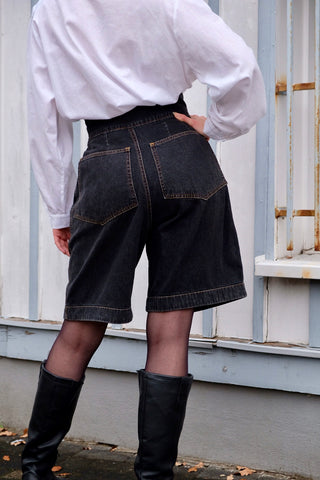 Atemberaubende 80s Jeansshorts in dunkelgrauer Waschung, mit extra hoher Taille, bewusst weitem/lockerem Schnitt und Gürtel – Größe M, durch den Gürtel noch etwas anpassbar und auch von der Zwischengröße S/M tragbar – ein seltenes Fundstück und absolutes Highlight
