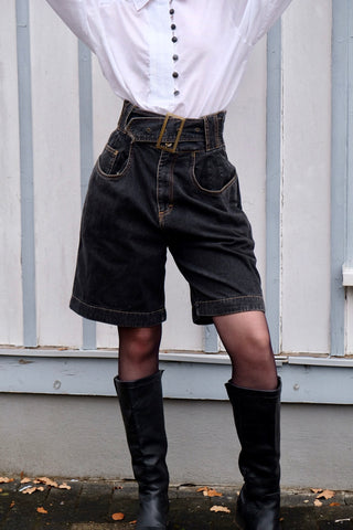 Atemberaubende 80s Jeansshorts in dunkelgrauer Waschung, mit extra hoher Taille, bewusst weitem/lockerem Schnitt und Gürtel – Größe M, durch den Gürtel noch etwas anpassbar und auch von der Zwischengröße S/M tragbar – ein seltenes Fundstück und absolutes Highlight