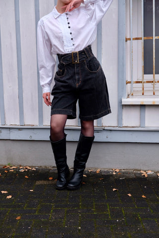 Atemberaubende 80s Jeansshorts in dunkelgrauer Waschung, mit extra hoher Taille, bewusst weitem/lockerem Schnitt und Gürtel – Größe M, durch den Gürtel noch etwas anpassbar und auch von der Zwischengröße S/M tragbar – ein seltenes Fundstück und absolutes Highlight
