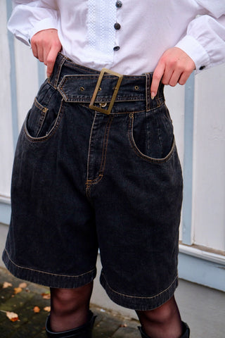 Atemberaubende 80s Jeansshorts in dunkelgrauer Waschung, mit extra hoher Taille, bewusst weitem/lockerem Schnitt und Gürtel – Größe M, durch den Gürtel noch etwas anpassbar und auch von der Zwischengröße S/M tragbar – ein seltenes Fundstück und absolutes Highlight