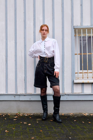 Atemberaubende 80s Jeansshorts in dunkelgrauer Waschung, mit extra hoher Taille, bewusst weitem/lockerem Schnitt und Gürtel – Größe M, durch den Gürtel noch etwas anpassbar und auch von der Zwischengröße S/M tragbar – ein seltenes Fundstück und absolutes Highlight