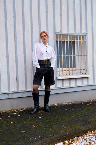 Atemberaubende 80s Jeansshorts in dunkelgrauer Waschung, mit extra hoher Taille, bewusst weitem/lockerem Schnitt und Gürtel – Größe M, durch den Gürtel noch etwas anpassbar und auch von der Zwischengröße S/M tragbar – ein seltenes Fundstück und absolutes Highlight