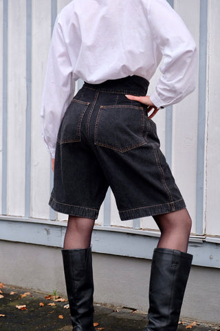 Atemberaubende 80s Jeansshorts in dunkelgrauer Waschung, mit extra hoher Taille, bewusst weitem/lockerem Schnitt und Gürtel – Größe M, durch den Gürtel noch etwas anpassbar und auch von der Zwischengröße S/M tragbar – ein seltenes Fundstück und absolutes Highlight