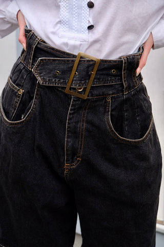 Atemberaubende 80s Jeansshorts in dunkelgrauer Waschung, mit extra hoher Taille, bewusst weitem/lockerem Schnitt und Gürtel – Größe M, durch den Gürtel noch etwas anpassbar und auch von der Zwischengröße S/M tragbar – ein seltenes Fundstück und absolutes Highlight