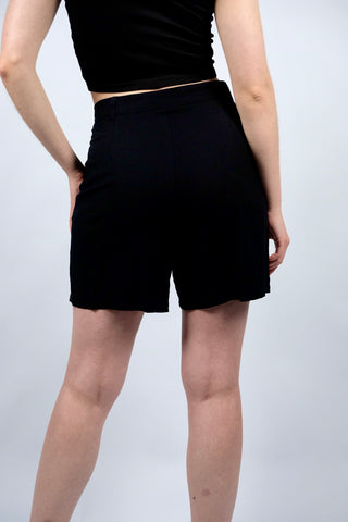 Schwarze 80s/90s High Waist Shorts aus hochwertigem Materialmix (Viskose und Leinen), sehr angenehm zu tragen – entspricht ca. einer heutigen M (bitte Maße beachten) – ein absolutes Highlight