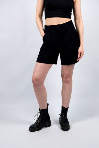 Schwarze 80s/90s High Waist Shorts aus hochwertigem Materialmix (Viskose und Leinen), sehr angenehm zu tragen – entspricht ca. einer heutigen M (bitte Maße beachten) – ein absolutes Highlight