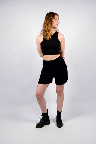 Schwarze 80s/90s High Waist Shorts aus hochwertigem Materialmix (Viskose und Leinen), sehr angenehm zu tragen – entspricht ca. einer heutigen M (bitte Maße beachten) – ein absolutes Highlight