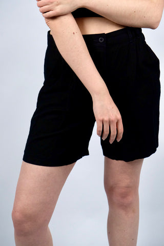 Schwarze 80s/90s High Waist Shorts aus hochwertigem Materialmix (Viskose und Leinen), sehr angenehm zu tragen – entspricht ca. einer heutigen M (bitte Maße beachten) – ein absolutes Highlight