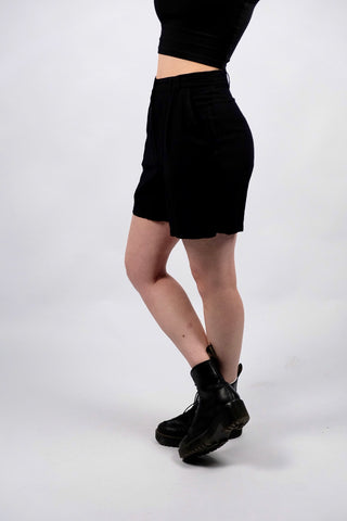 Schwarze 80s/90s High Waist Shorts aus hochwertigem Materialmix (Viskose und Leinen), sehr angenehm zu tragen – entspricht ca. einer heutigen M (bitte Maße beachten) – ein absolutes Highlight