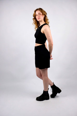 Schwarze 80s/90s High Waist Shorts aus hochwertigem Materialmix (Viskose und Leinen), sehr angenehm zu tragen – entspricht ca. einer heutigen M (bitte Maße beachten) – ein absolutes Highlight