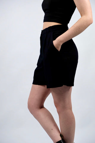 Schwarze 80s/90s High Waist Shorts aus hochwertigem Materialmix (Viskose und Leinen), sehr angenehm zu tragen – entspricht ca. einer heutigen M (bitte Maße beachten) – ein absolutes Highlight