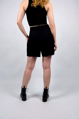 Schwarze 80s/90s High Waist Shorts aus hochwertigem Materialmix (Viskose und Leinen), sehr angenehm zu tragen – entspricht ca. einer heutigen M (bitte Maße beachten) – ein absolutes Highlight