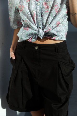 Klassische, schwarze 90s Shorts made in Italy aus reiner und leichter Baumwolle mit hoher Taille, Bundfalten und seitlichen Eingrifftaschen – Größe S und ein minimalistisches Highlight