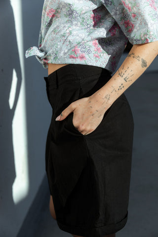 Klassische, schwarze 90s Shorts made in Italy aus reiner und leichter Baumwolle mit hoher Taille, Bundfalten und seitlichen Eingrifftaschen – Größe S und ein minimalistisches Highlight